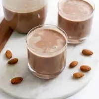 Lapte de migdale cu boabe crude de cacao