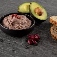 Pate de fasole rosie cu avocado si salata de patrunjel