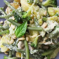 Salata de cartofi cu pesto de patrunjel si piept de curcan cu dressing de iaurt grecesc si menta