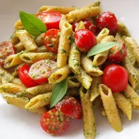 Paste integrale cu sos de pesto, seminte de dovleac si rosii cherry