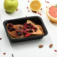 Pancakes pufoase cu mascarpone, banana, fructe de padure si topping de sirop de artar