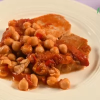 Cotlet de porc la cuptor cu naut, ardei gras si rosii
