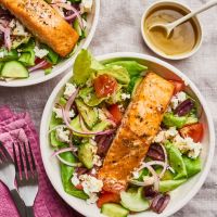 Salata greceasca cu somon la cuptor si branza feta light