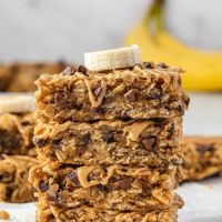 Batoane proteice vegane de ovaz cu banane si nuci