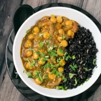 Curry  de naut cu fasole rosie si garnitura de orez salbatic