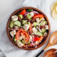 Salata greceasca vegana cu tofu, masline kalamata si crackersi integrali