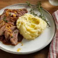 Pulpa de curcan cu sos de merisoare si piure de cartofi cu trufe