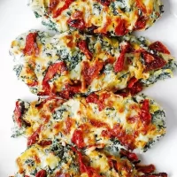 Piept de pui gratinat la cuptor cu piure de morcovi cu usturoi copt si pesto de spanac