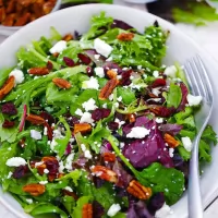 Salata cu piept de pui, branza de capra, goji, merisoare si nuci pecan