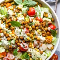 Salata de naut cu ou, legume coapte, avocado si dressing de miere si busuioc
