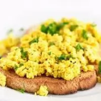 Tofu scramble cu crackers integral