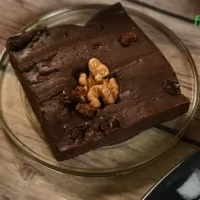 Ciocolata de casa neagra cu stafide si nuci