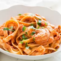 Tagliatelle cu creveti, dovlecei si sos roze