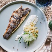 Dorada la cuptor cu sos de iaurt si marar cu quinoa