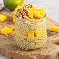 Budinca de chia cu cacao, nuci pecan si fructe tropicale