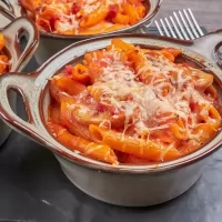 Penne integrale siciliene al forno cu piept de pui, rosii si sos roze