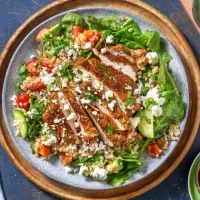 Piept de curcan la cuptor cu salata de tabbouleh cu quinoa si rodie