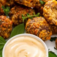 Pasta de fasole alba servita cu chiftelute din cartofi dulci cu porumb si naut si salata de rucola