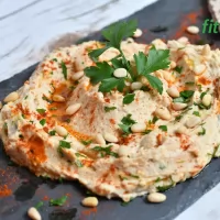 Hummus cu  muguri de pin si paine integrala