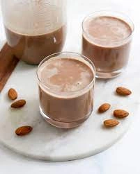 Lapte de migdale cu boabe crude de cacao