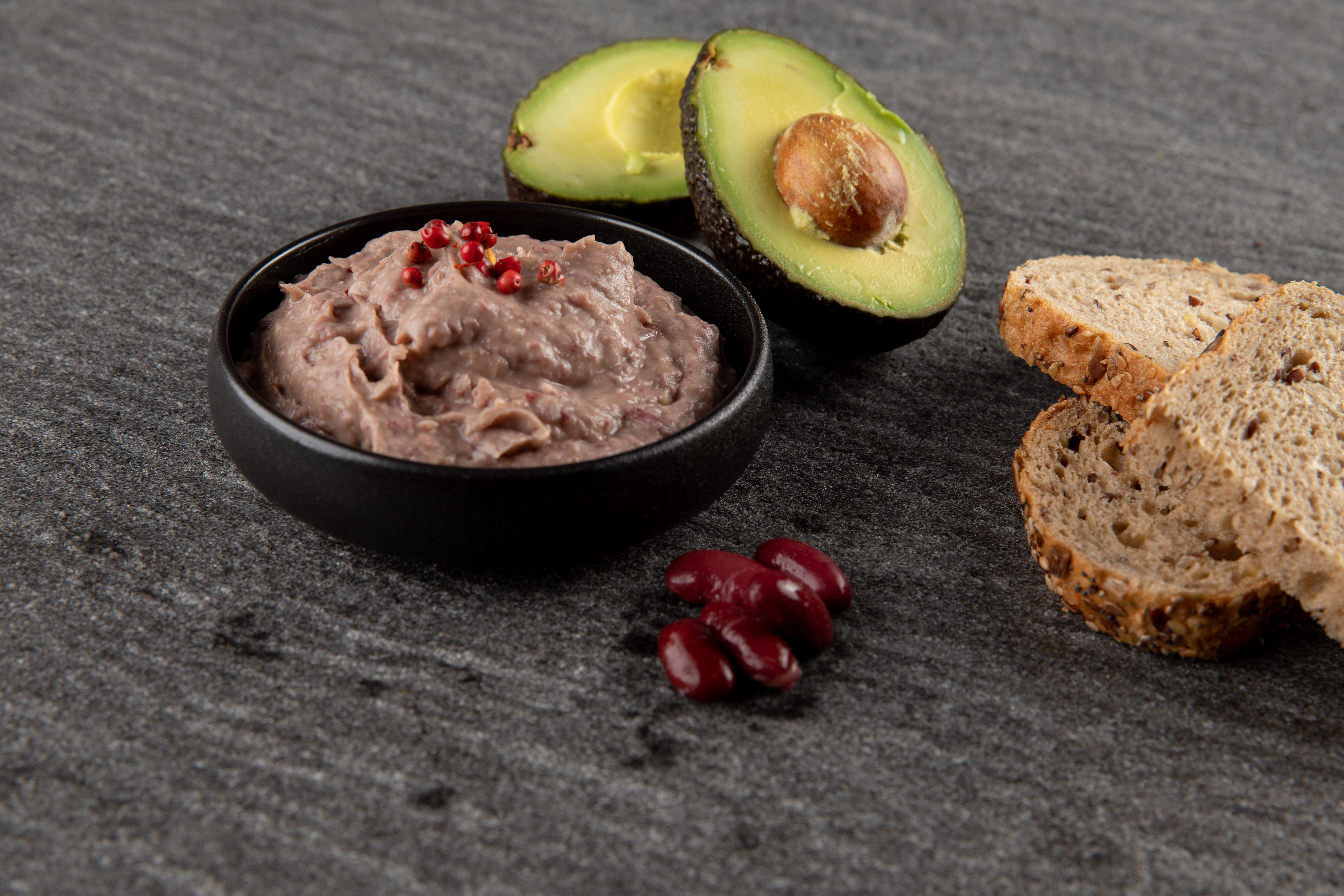 Pate de fasole rosie cu avocado si salata de patrunjel
