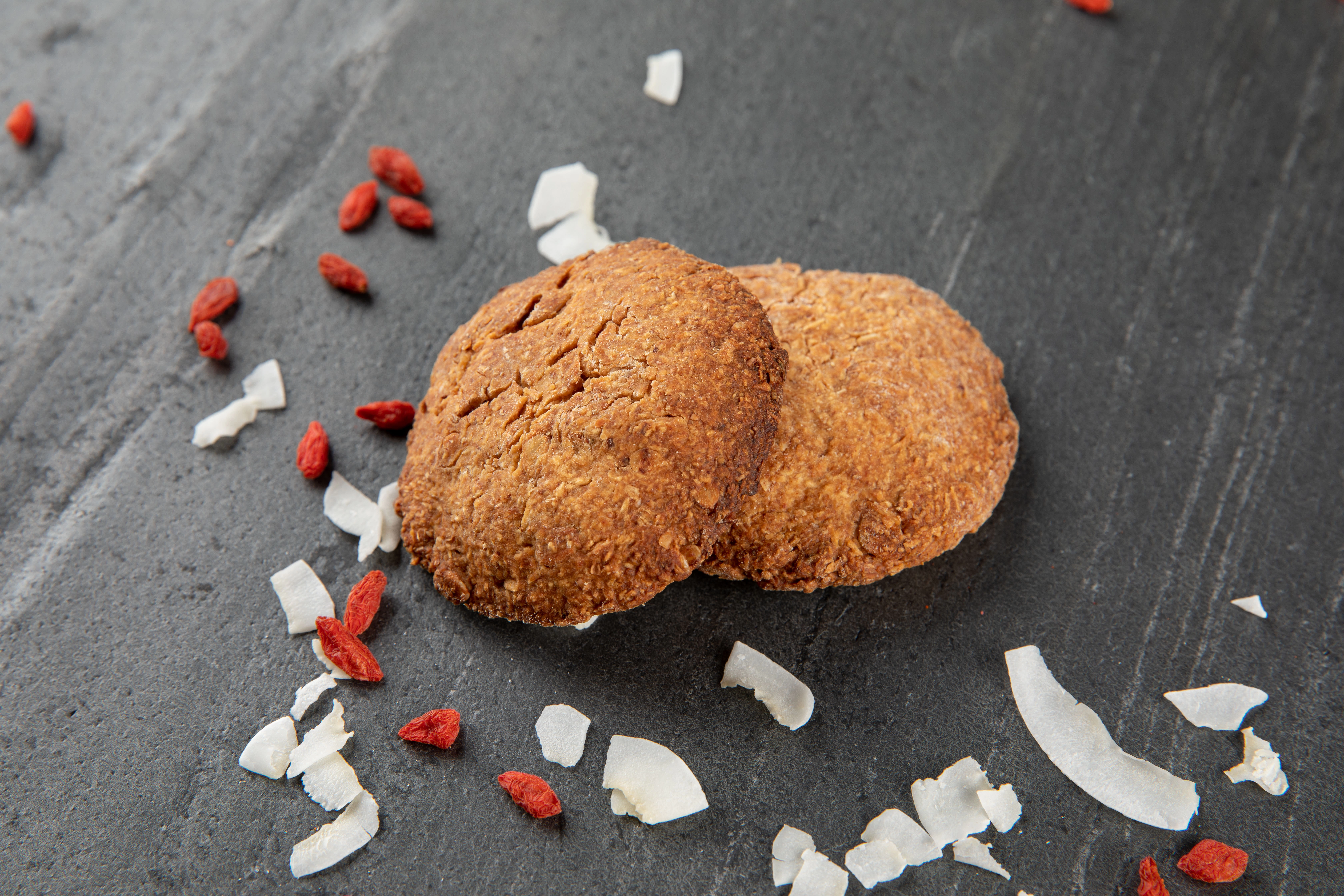 Biscuiti vegani proteici cu fulgi de cocos, goji si fulgi ovaz