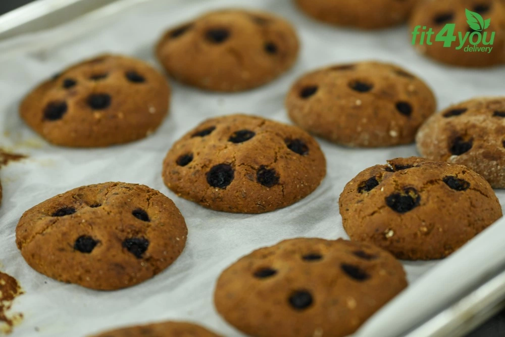 Biscuiti integrali vegani din ovaz cu seminte de in, afine si caju