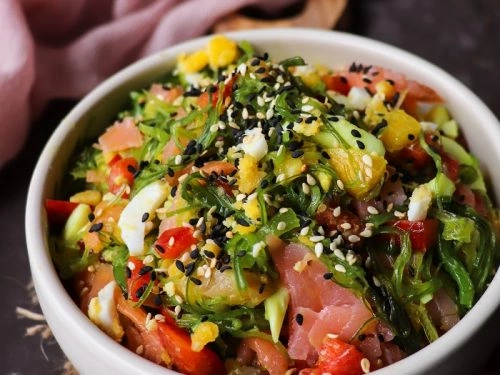 Salata de alge marine cu somon afumat, susan si soia