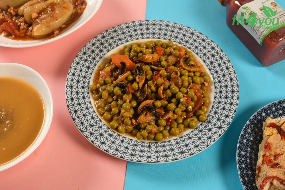 Ciuperci cu mazare, turmeric si garnitura de orez salbatic