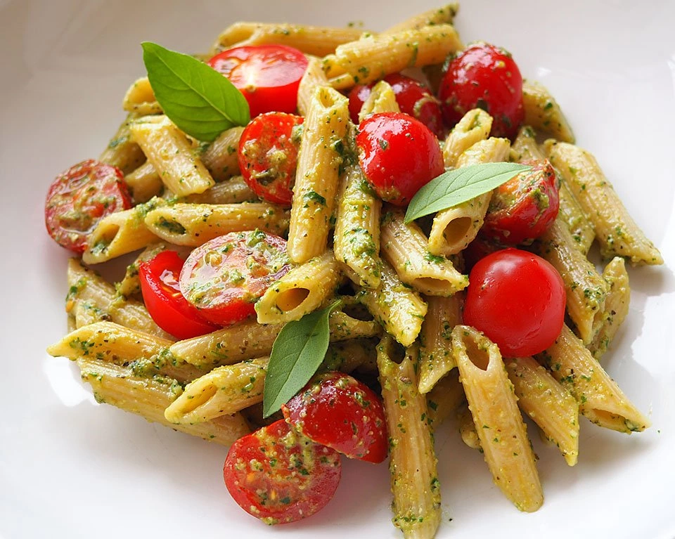 Paste integrale cu sos de pesto, seminte de dovleac si rosii cherry