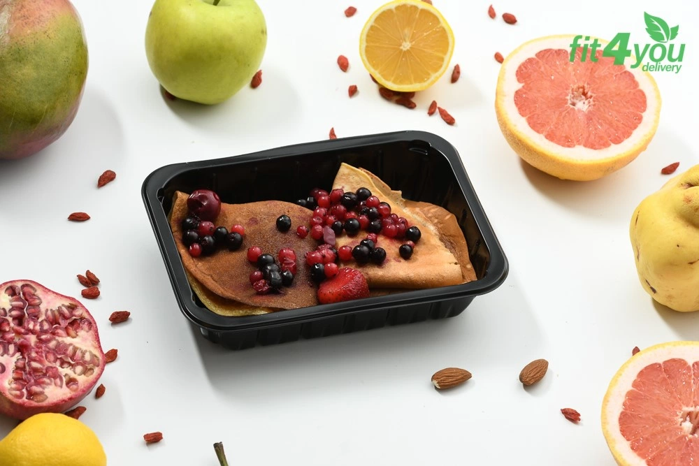 Pancakes pufoase cu mascarpone, banana, fructe de padure si topping de sirop de artar