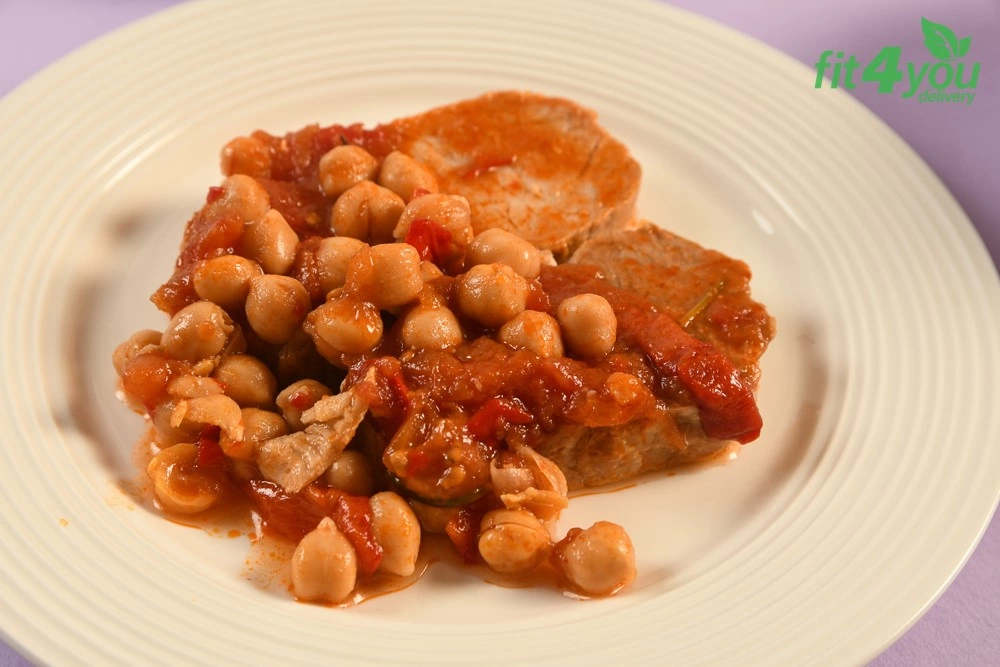 Cotlet de porc la cuptor cu naut, ardei gras si rosii
