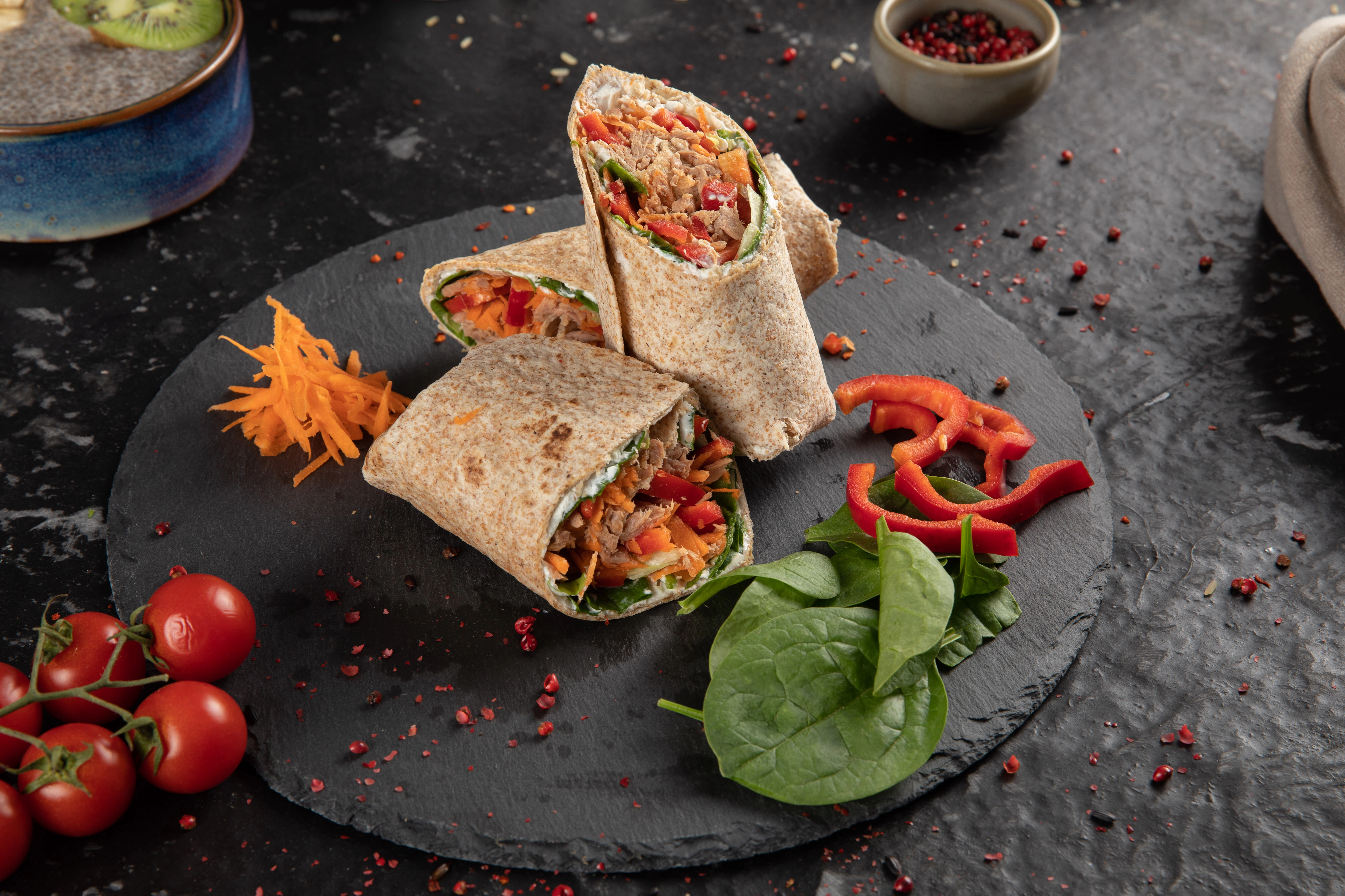 Wrap din lipie integrala, ton, crema de branza si legume