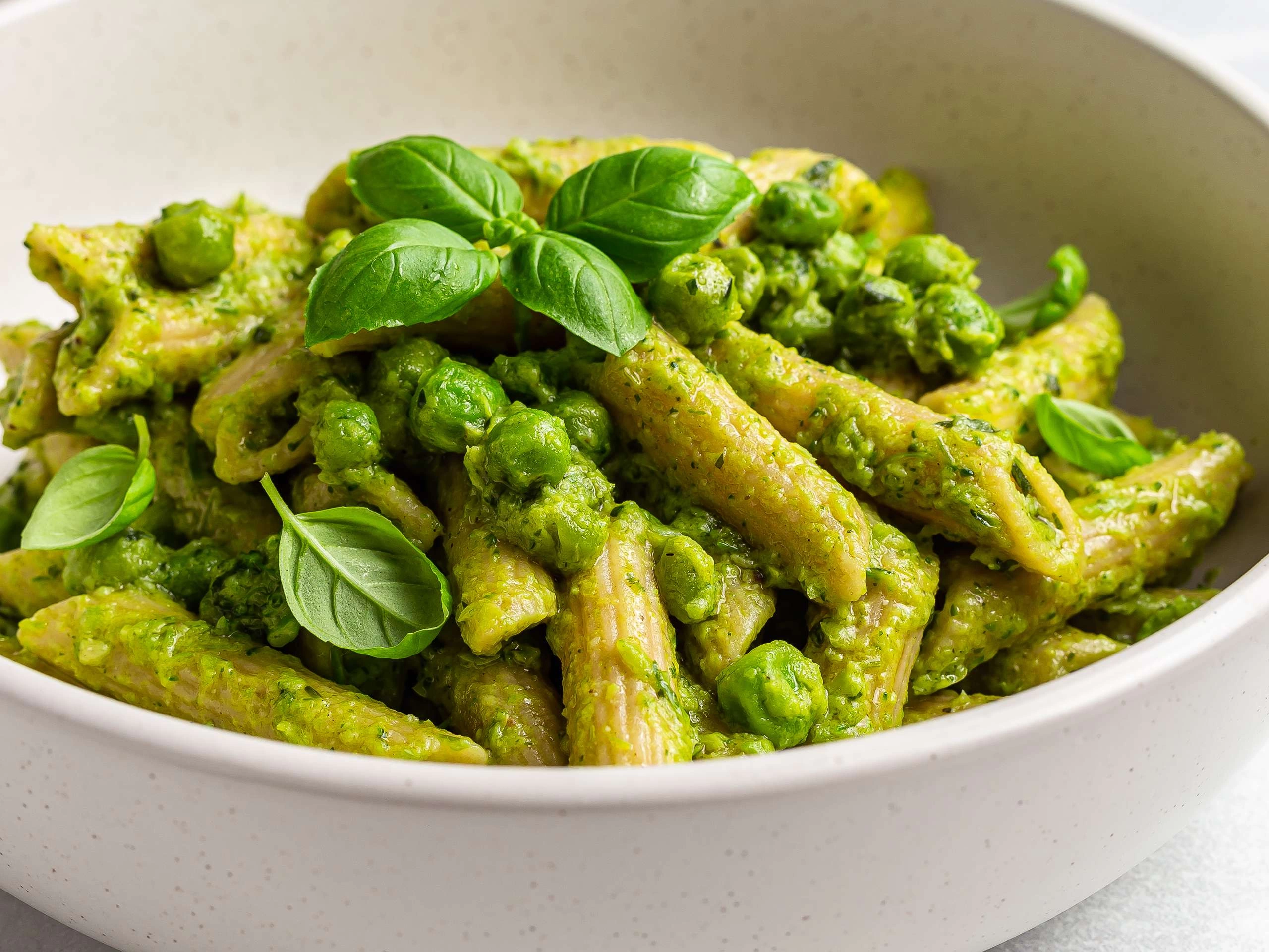Spaghetti integrale cu pesto vegan, broccoli si mazare