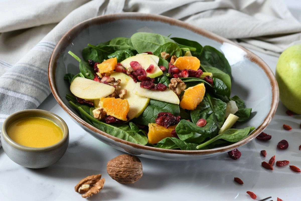 Salata vegana fit cu struguri, seminte de canepa, mar verde, miez de nuca si julliene de morcovi