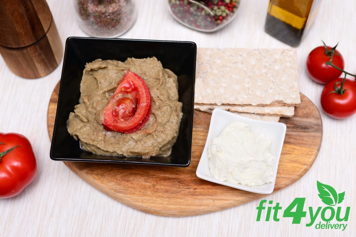 Salata de vinete cu telemea slaba de vaca, rosii si crackersi integrali