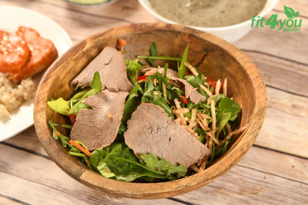 Salata asiatica cu vita si dressing cu ghimbir, miere si lamaie