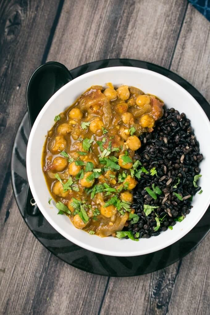 Curry  de naut cu fasole rosie si garnitura de orez salbatic