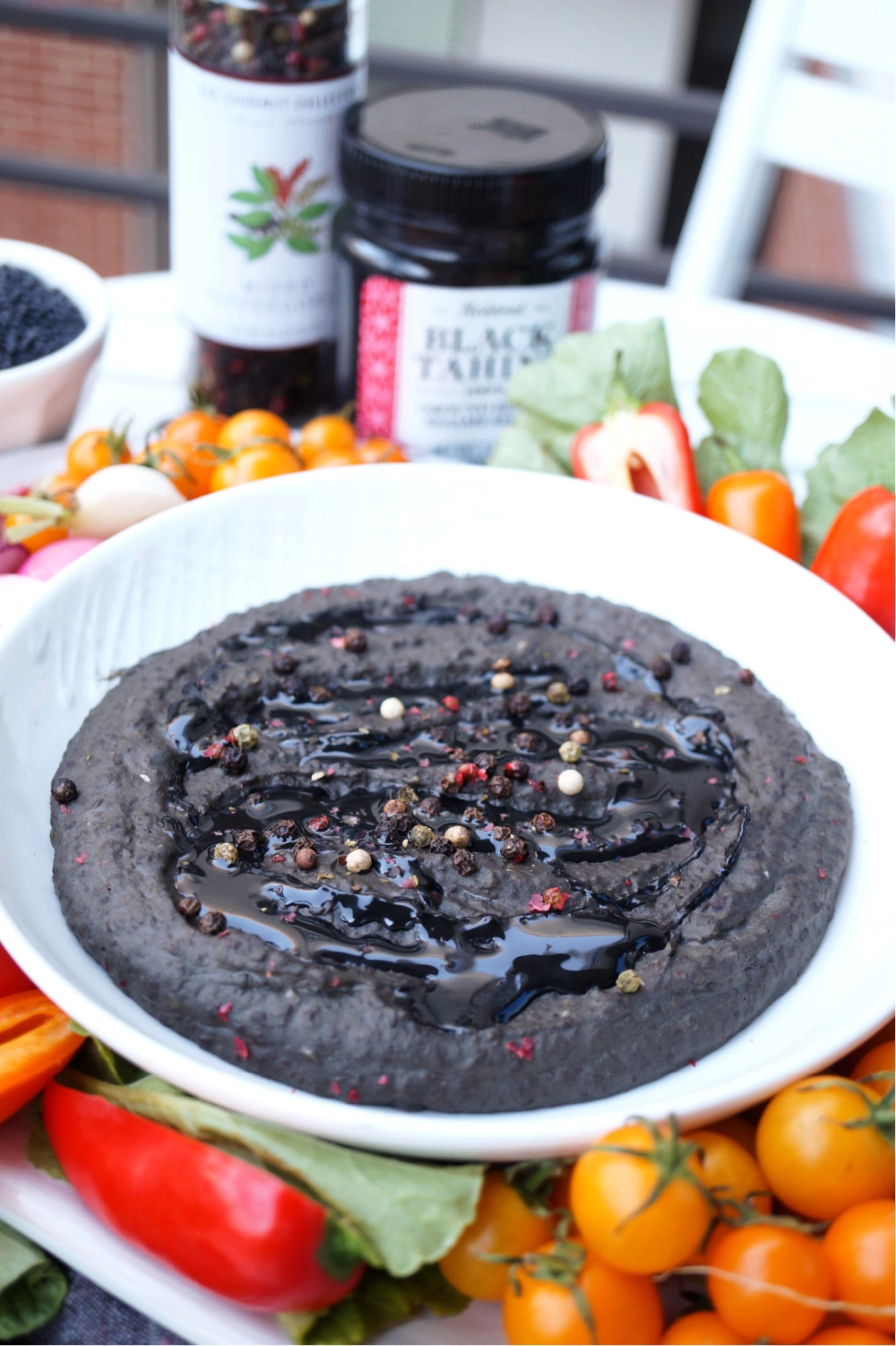 Hummus de linte neagra cremos cu seminte de canepa decorticate si crackersi integrali