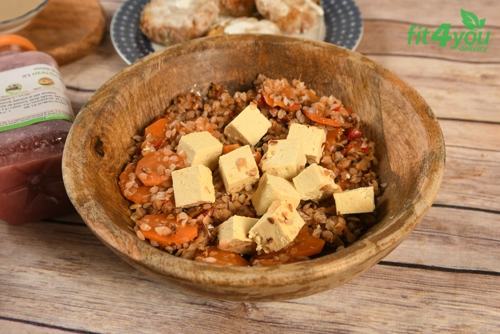 Salata vegana de hrisca cu tofu, legume coapte si seminte de dovleac