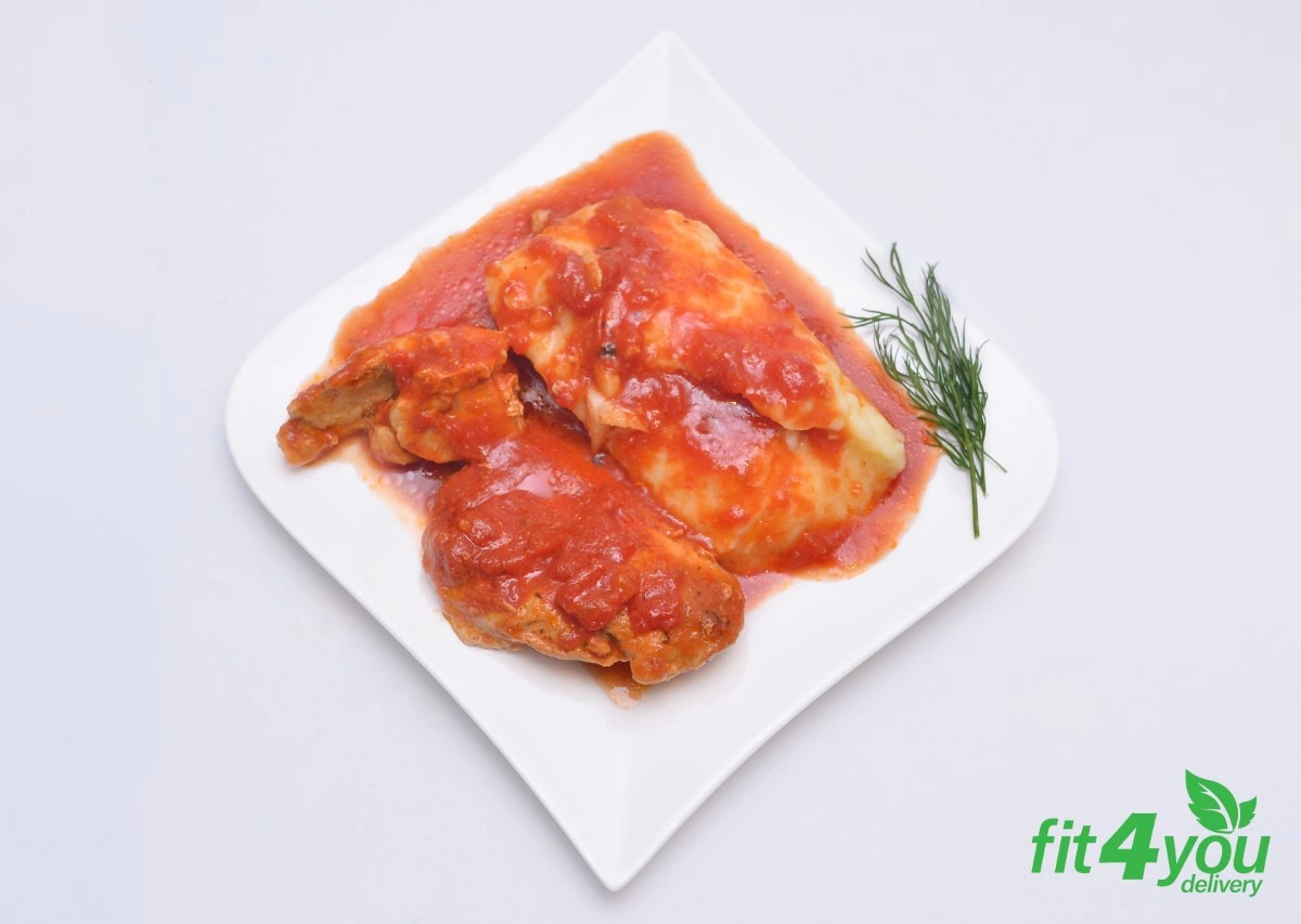 Ostropel din piept de pui cu piure cremos de cartofi