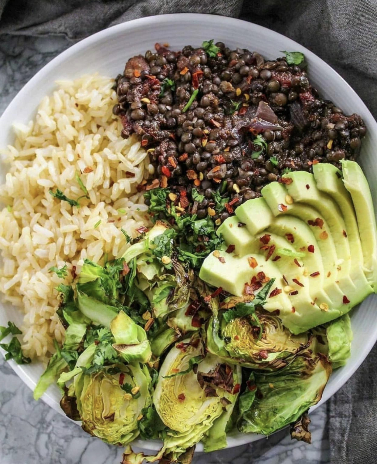 Sweet Chilli Bowl cu piept de curcan, linte neagra, orez integral si avocado