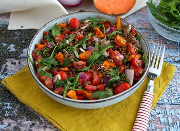 Salata de linte neagra si rucola cu cartofi dulci si ciuperci la gratar cu sos tahina