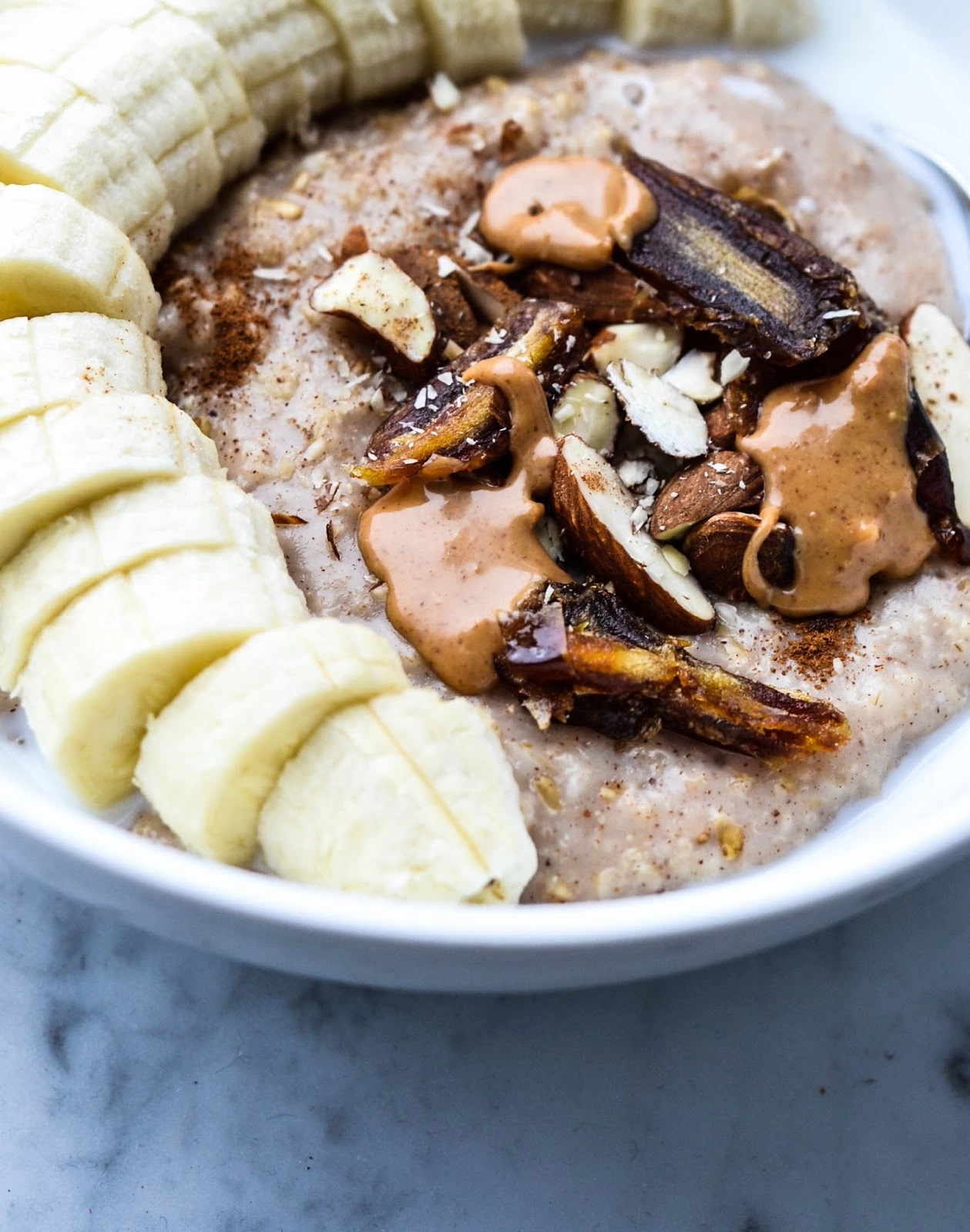 Porridge vegan cu banane, curmale si fulgi de migdale