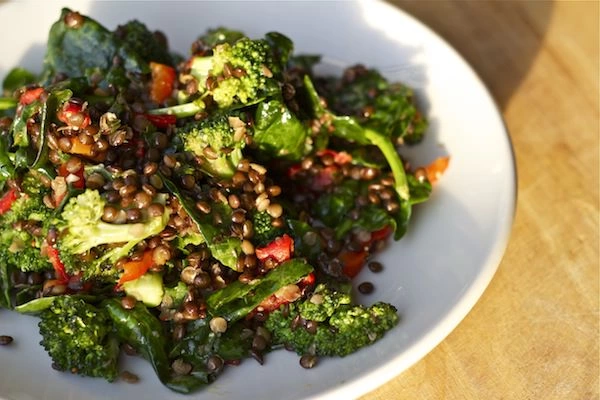 Salata proteica cu linte neagra, naut crocant, avocado si broccoli