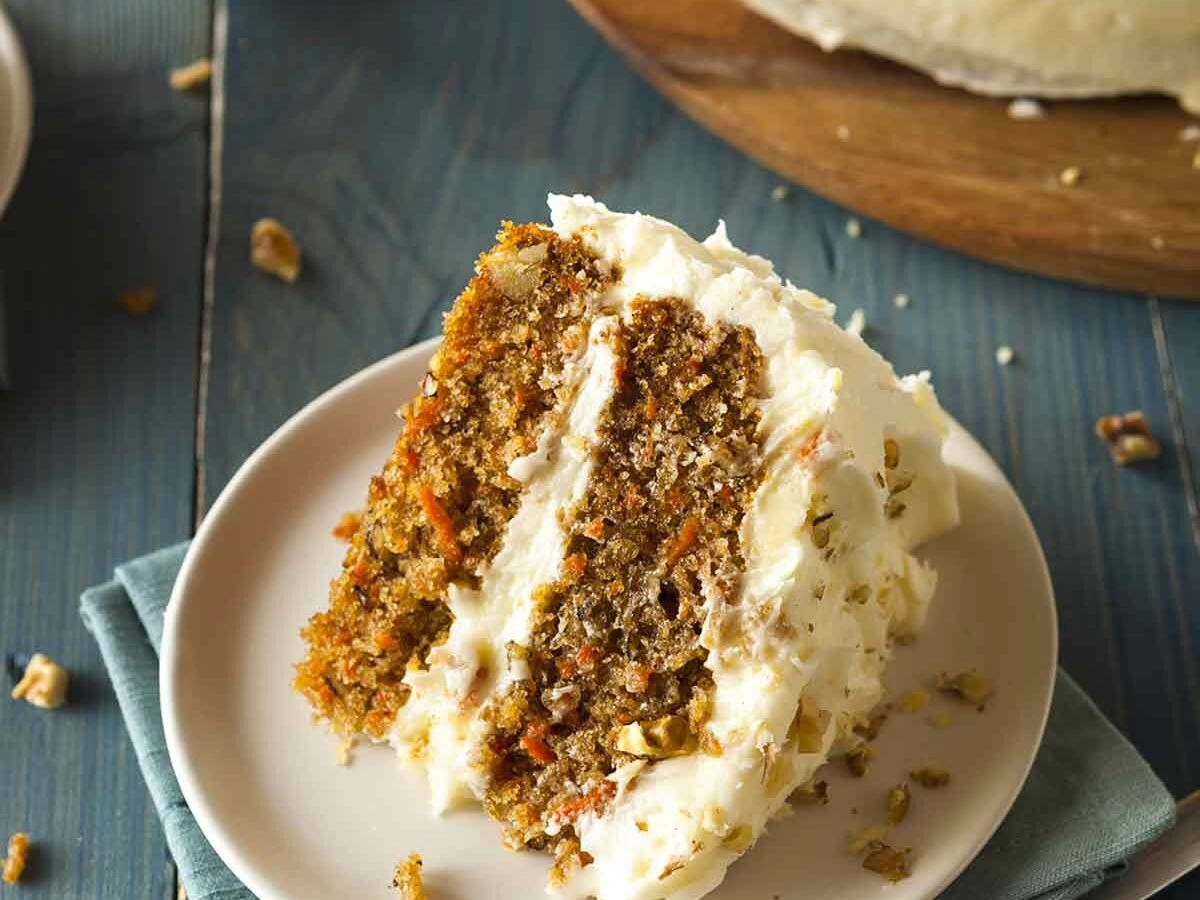 Carrot cake proteic cu faina integrala si picaturi de ciocolata neagra
