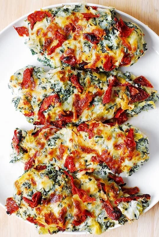 Piept de pui gratinat la cuptor cu piure de morcovi cu usturoi copt si pesto de spanac