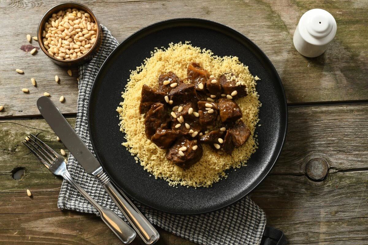 Ras asfour de vita cu sos de rodie si muguri de pin pe pat de cuscus