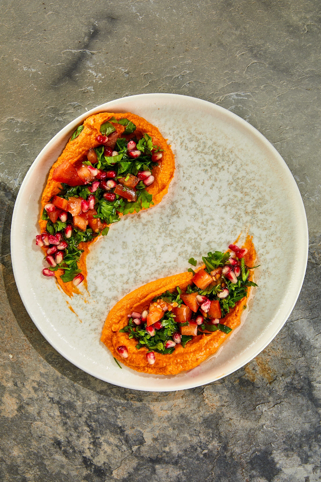 Roasted Red Peppers hummus (HUMMUS CU ARDEI COPTI), salata cu patrunjel si seminte de rodie