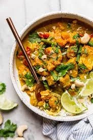 Curry de pui cu lapte de cocos, cartof dulce si orez integral
